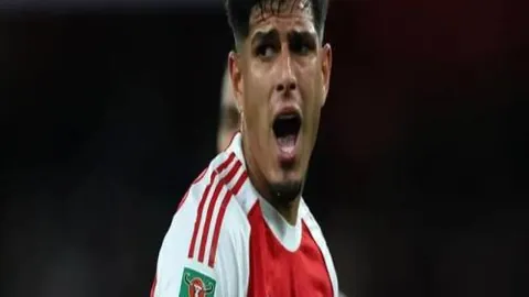 “老鹰火箭巅峰对决，13胜9佳绩续写连胜传奇！”