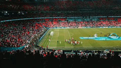 [国际足球]激战门前 阿莱连射两球建功